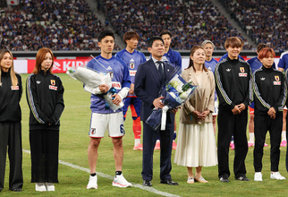 花束を受け取った森保監督ら　サッカー