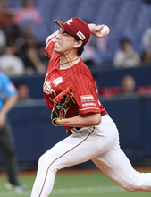 楽天先発の前田健　プロ野球