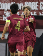 喜ぶ大迫　ＡＣＬサッカー