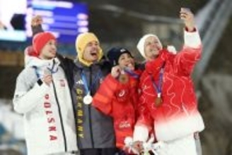 記念撮影する二階堂ら　五輪