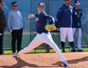 投球練習する佐々木　大リーグ