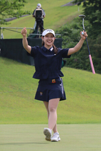 ようやく見せた笑顔＝吉田鈴、スタイル貫き初Ｖ―ヨネックス女子ゴルフ