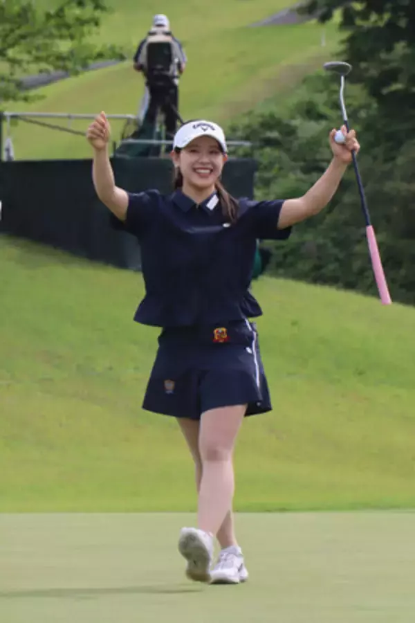 ようやく見せた笑顔＝吉田鈴、スタイル貫き初Ｖ―ヨネックス女子ゴルフ
