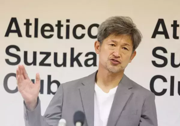 記者会見するカズ　サッカーＪＦＬ