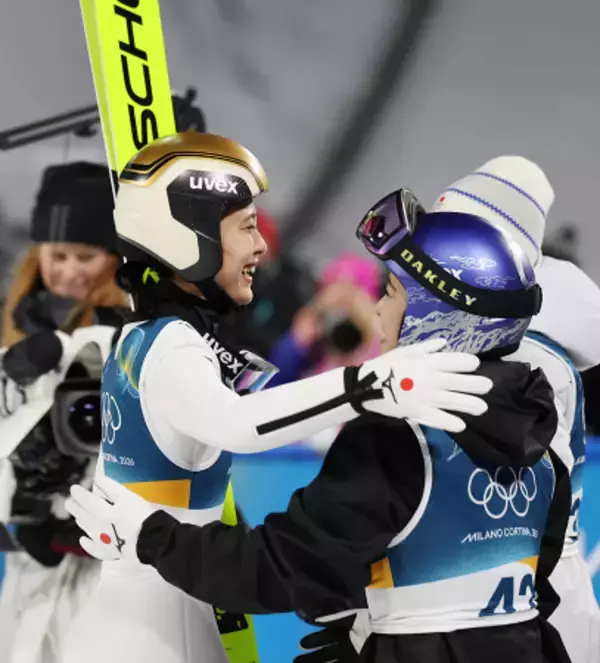 祝福される丸山　五輪