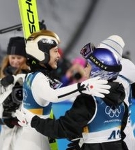 祝福される丸山　五輪