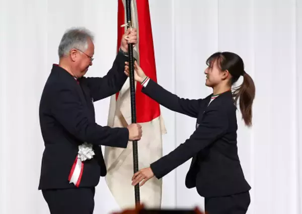 団旗を返還する坂本　五輪