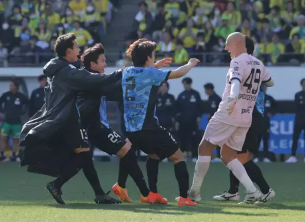 喜ぶ川崎イレブン　Ｊリーグ