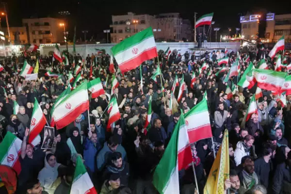 未明の街頭、市民が歓喜