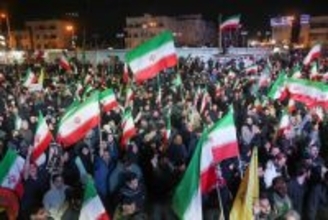 未明の街頭、市民が歓喜