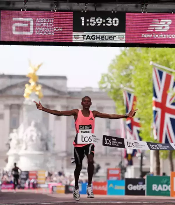 サウェ、史上初の１時間台