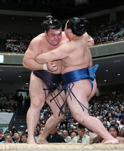 霧島、決死のうっちゃり＝連続Ｖへ２敗堅守―大相撲夏場所