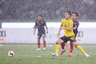 競り合う山本　サッカー