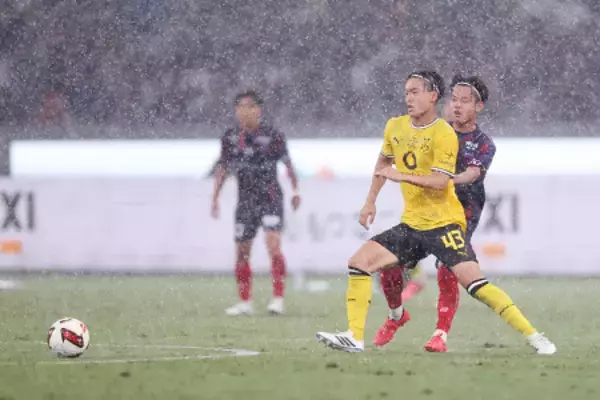 競り合う山本　サッカー