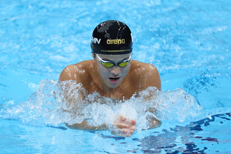 決勝で力泳する小島　アジア大会