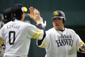 迎えられる山川　プロ野球ＣＳ