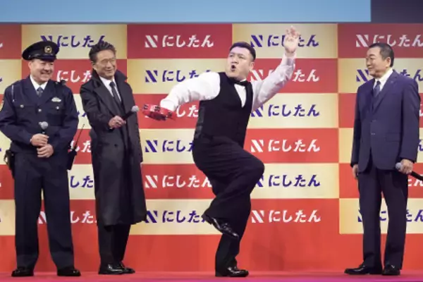 タンバリンを持って踊る山崎弘也さん