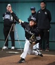 投球練習する徐若熙　プロ野球