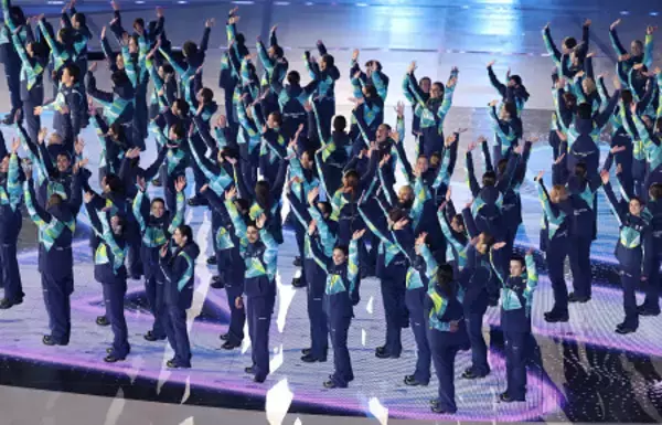 声援に応えるボランティア　五輪