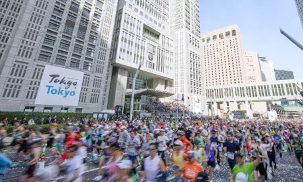 スタートするランナー　東京マラソン