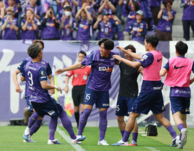 祝福される中野　Ｊリーグ
