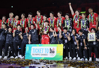 喜ぶ日本チームの選手ら