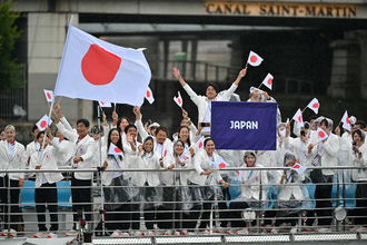 セーヌ川を進む日本選手団　パリ五輪