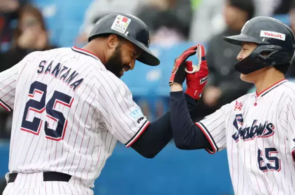 「祝福されるサンタナ　プロ野球」の画像