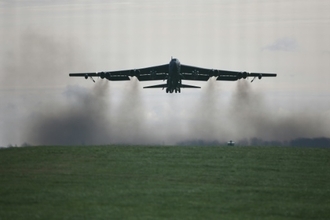 米軍のＢ５２爆撃機、西部カリフォルニア州で墜落 乗員８人死亡