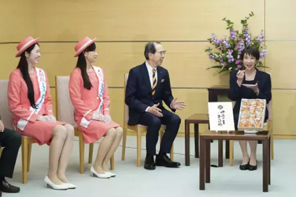 「あんぽ柿」を試食する高市首相