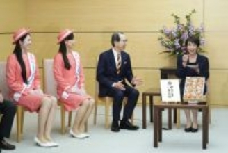 「あんぽ柿」を試食する高市首相