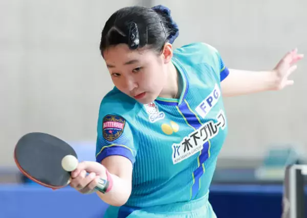 プレーする張本美