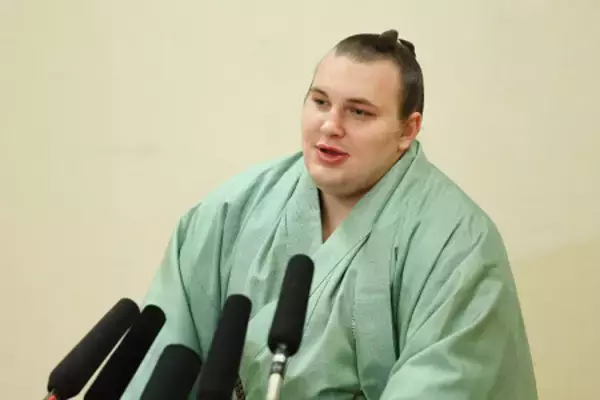 記者会見する安青錦