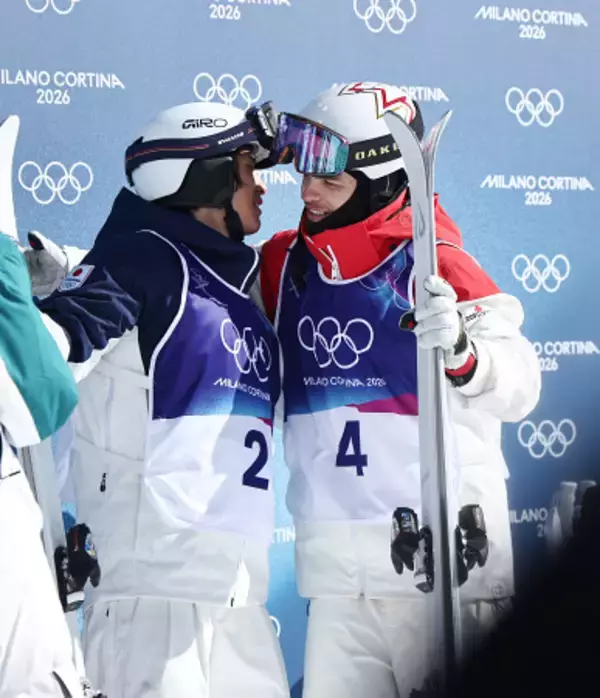 健闘をたたえ合う堀島　五輪