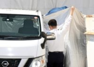 安達容疑者、表情うかがえず