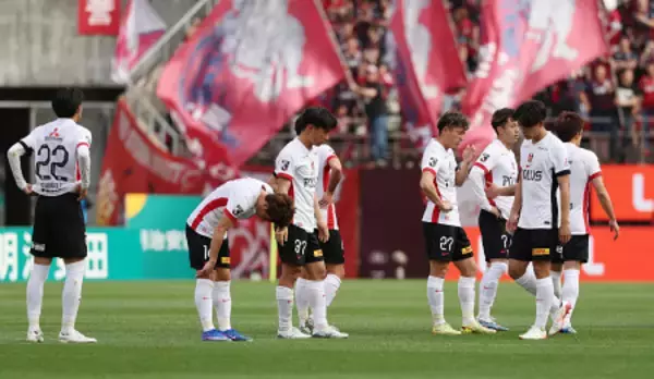 肩を落とす浦和の選手　Ｊリーグ