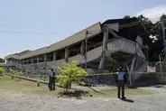 地震で倒壊した学校