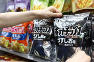 白黒ポテチ、都内ファミマに