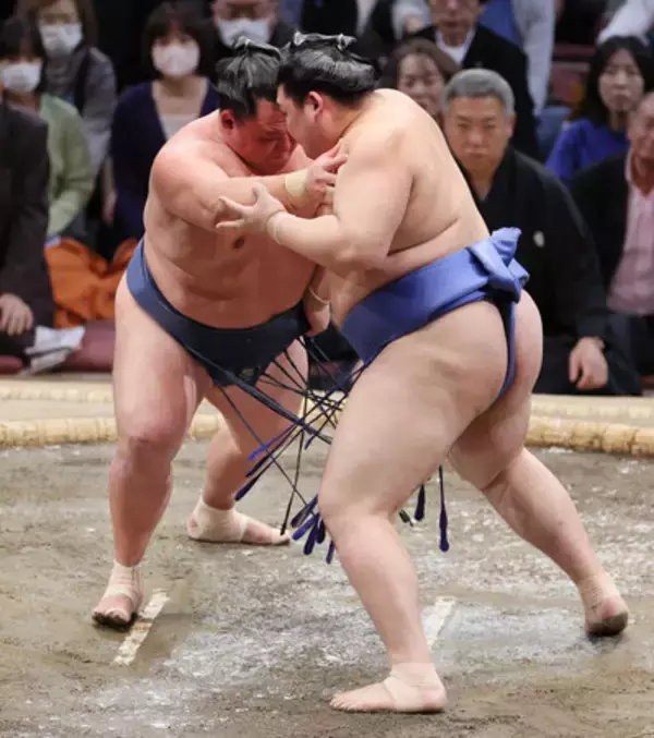 ４１歳玉鷲、衰えぬ執念＝誕生日に横綱押し込む―大相撲九州場所