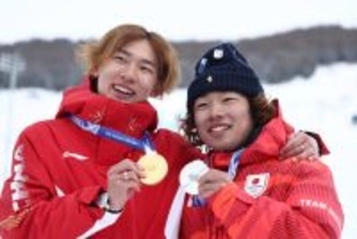 笑顔の長谷川と蘇翊鳴　五輪