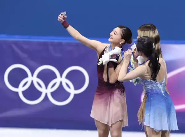 記念撮影する坂本ら　五輪