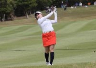 小祝のショット　女子ゴルフ