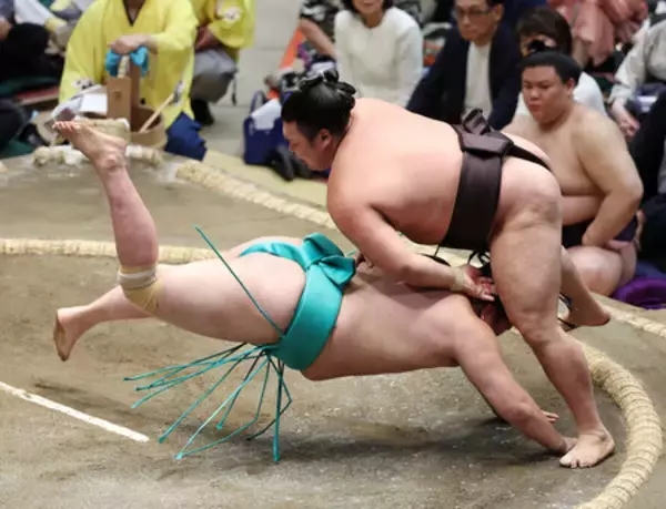 霧島、４連勝＝大相撲夏場所４日目
