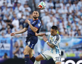 競り合うロペスとＬａ・マルティネス　