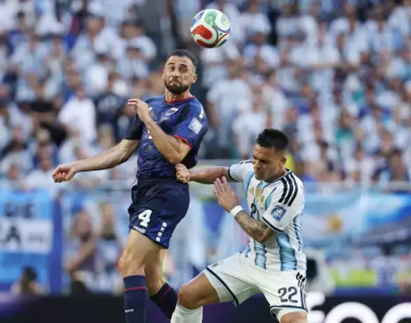 競り合うロペスとＬａ・マルティネス　