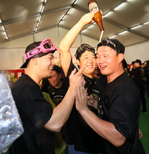 祝勝会を楽しむ佐藤ら　プロ野球
