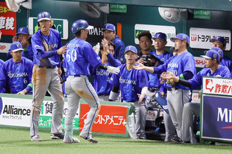 古市を迎えるＤｅＮＡナイン　プロ野球