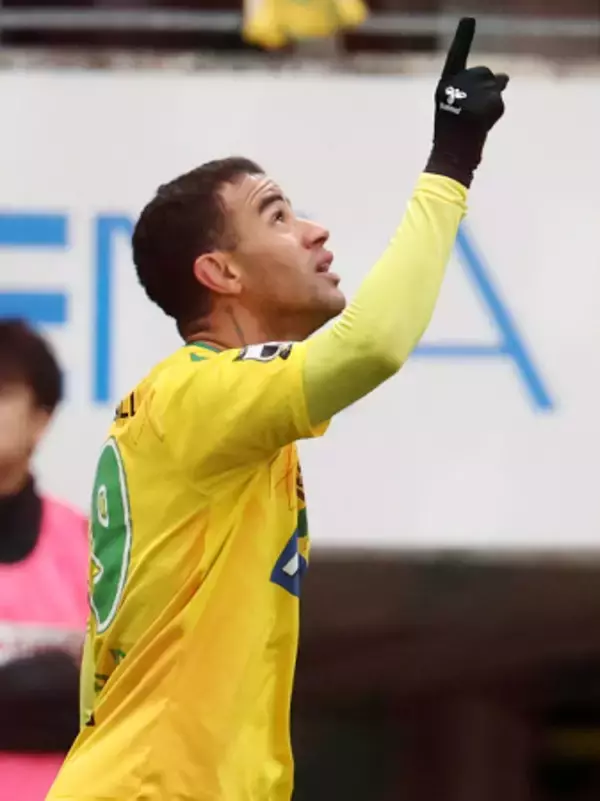 喜ぶカルリーニョスジュニオ　Ｊリーグ