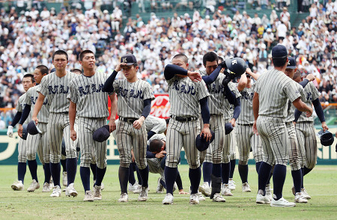 悔しそうな敦賀気比の選手　高校野球