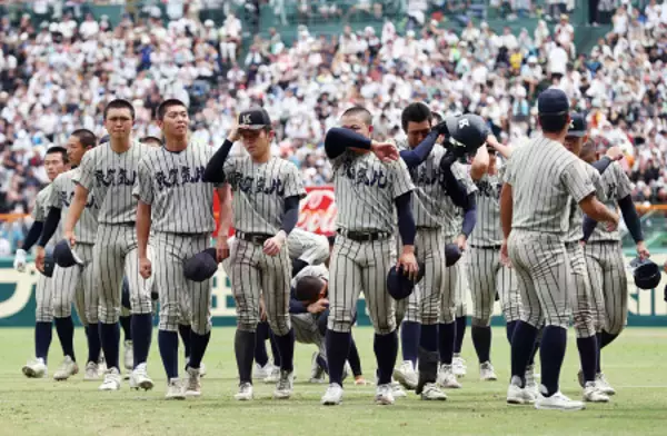 悔しそうな敦賀気比の選手　高校野球
